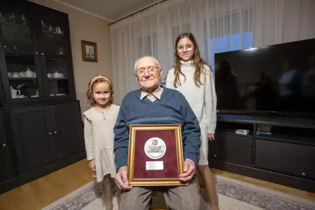 Stuletni pan Aleksy Czerwiński, który mieszka we Włocławku, otrzymał medal.