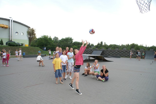Dzieci brały udział w rozmaitych zajęciach sportowych