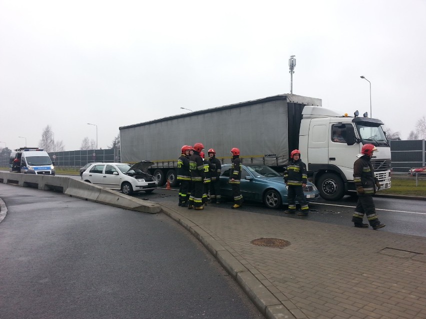 Wypadek:zderzenie trzech samochodów na ul. Rzgowskiej w Łodzi