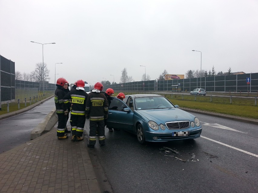 Wypadek:zderzenie trzech samochodów na ul. Rzgowskiej w Łodzi