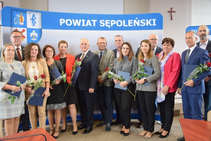 Nagrodzeni nauczyciele z władzami powiatu sępoleńskiego.