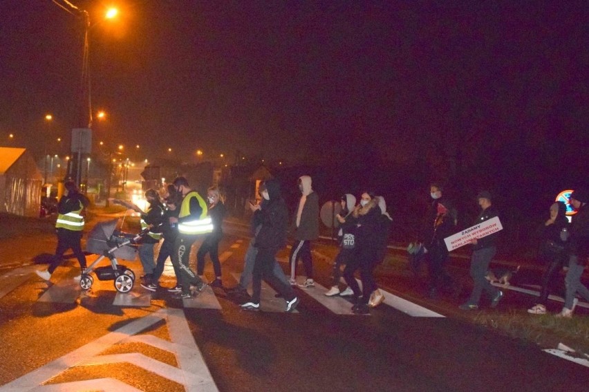 Kolejny protest kobiet w Starachowicach. Maszerowało kilkanaście osób [ZAPIS TRANSMISJI]