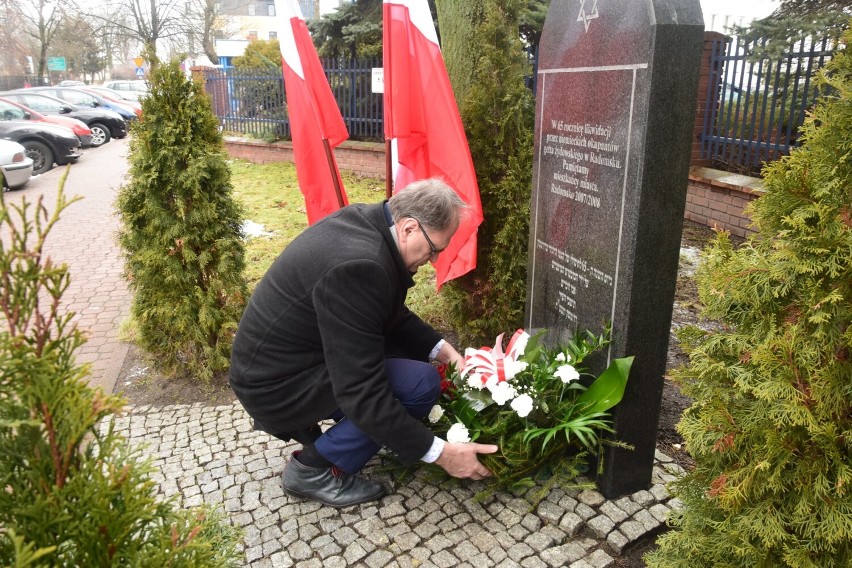 Radomsko. Kwiaty w Międzynarodowym Dniu Pamięci o Ofiarach Holokaustu