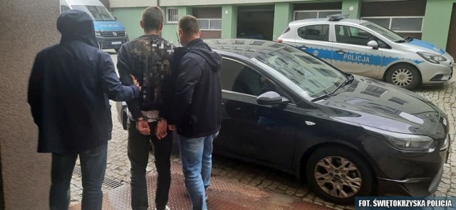 Policjanci prowadzą 23-latka podejrzanego o udział w rozboju z ostrowieckim osiedlu Ogrody