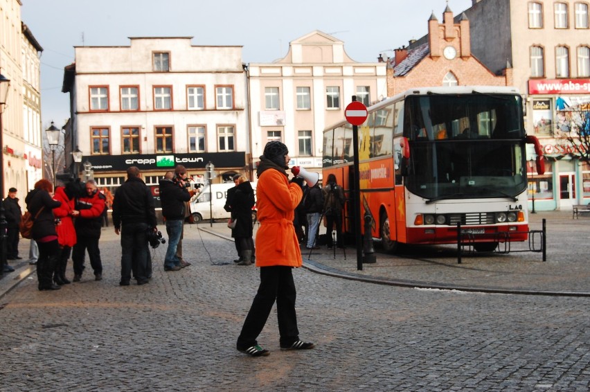 Na kościerskim rynku zaparkował pomarańczowy autobus