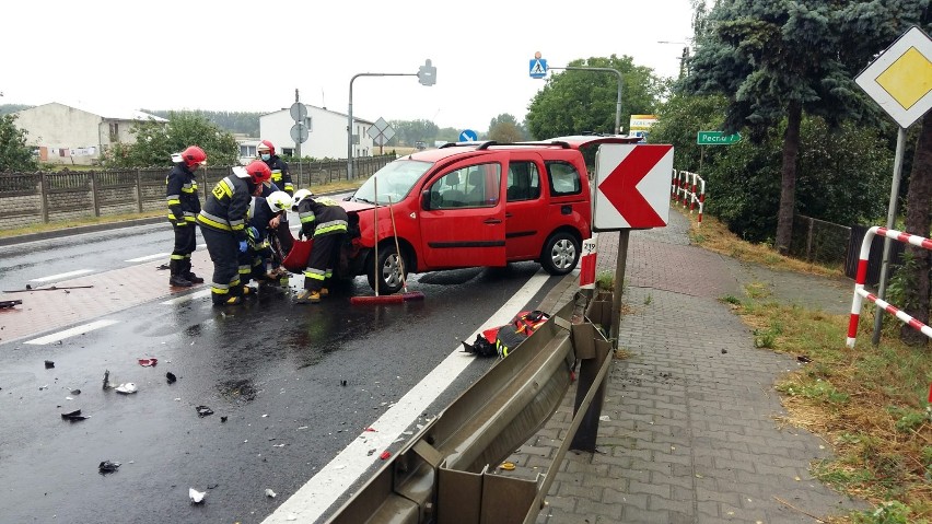 Kolejny poniedziałkowy wypadek w naszym powiecie. Tym razem auto uderzyło w barierki