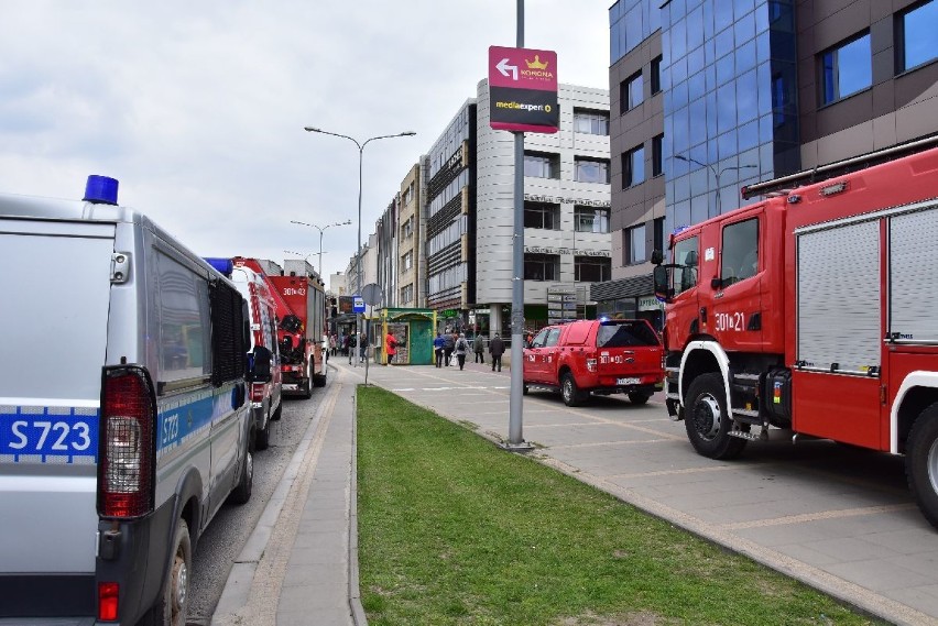 Alarm bombowy w centrum Kielc, w biurach ważnych polityków Platformy Obywatelskiej. Służby ratunkowe w akcji