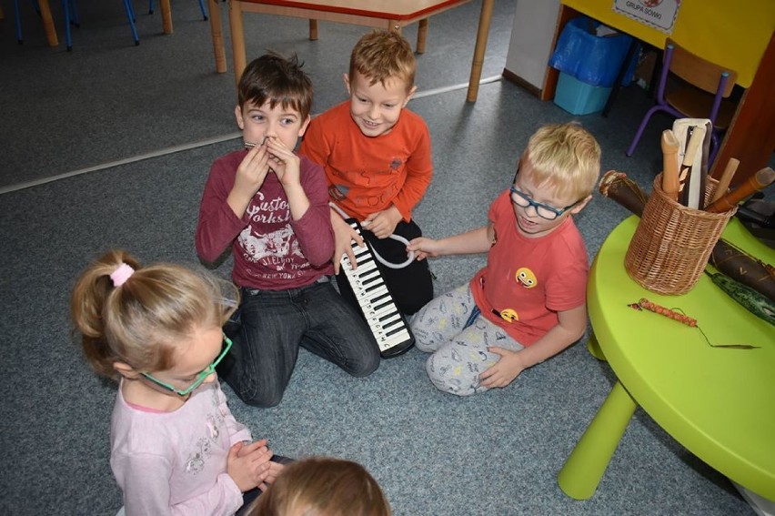Muzyczna lekcja w darłowskim przedszkolu [ZDJĘCIA]