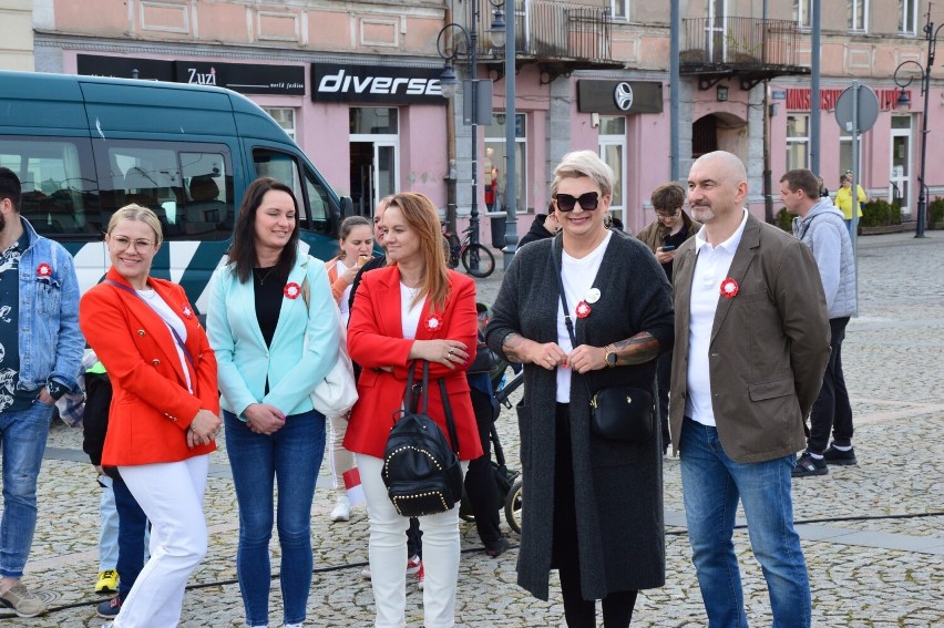 Najdłuższą w województwie łódzkim flagę biało-czerwoną...