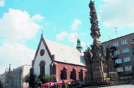 Na środku rynku stoi Kolumna Maryjna, którą zbudowano jako podziękowanie za wygaśnięcie zarazy.