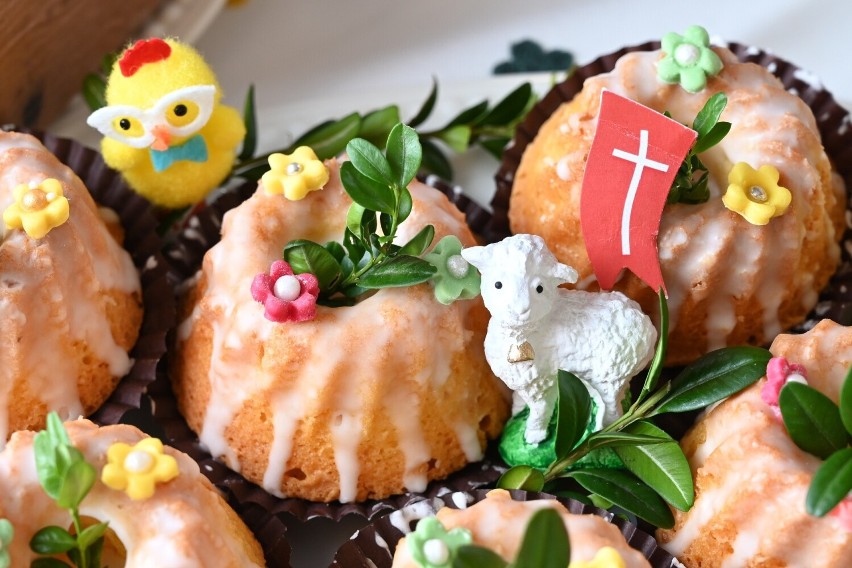 Wielkanocny kiermasz świątecznych wypieków w Cukierni Świat Słodyczy w Kielcach. Właścicielka Iwona Wójcik zaprasza na świeżutkie łakocie