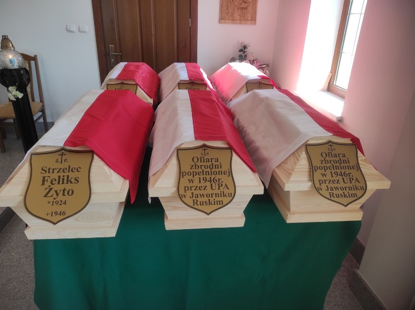 Szczątki zamordowanych przez UPA żołnierzy Wojska Polskiego w kaplicy w Birczy [ZDJĘCIA]