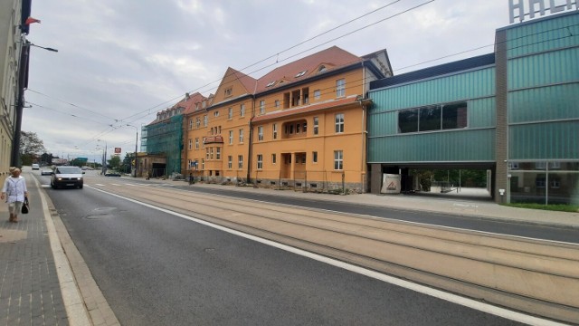 Zdaniem konserwatora zabytków elewacja byłego szpitala jest zbliżona do tej, jaka była przed remontem budynku.