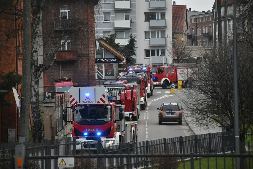 Strażacy ćwiczyli w wieżowcu w Malborku. Musieli wejść na ostatnią kondygnację, ugasić "pożar" i ewakuować poszkodowanego