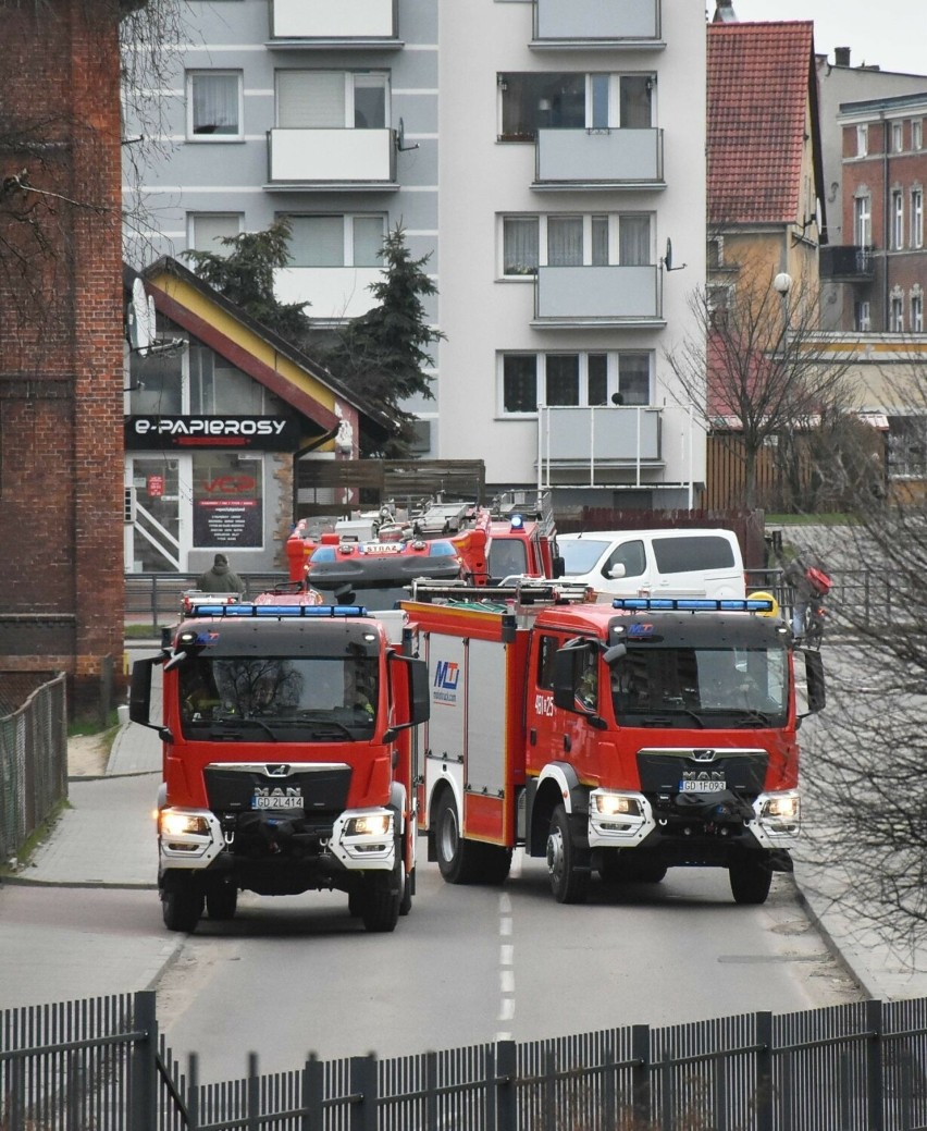Strażacy ćwiczyli w wieżowcu w Malborku. Musieli wejść na ostatnią kondygnację, ugasić "pożar" i ewakuować poszkodowanego