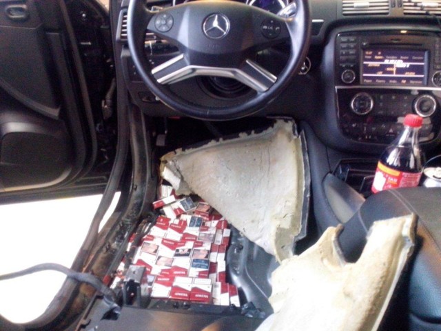 Przemyt papierosów ukryty w podłodze samochodu