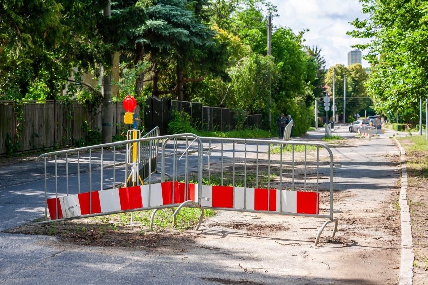 Mieszkańcy dopytują, kiedy ktoś wróci na rozkopaną ulicę.