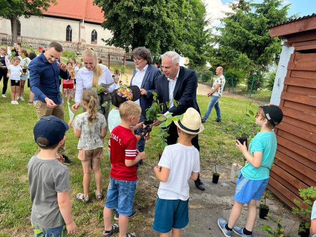 Minister Karol Rabenda spotkał się z uczniami szkół z gminy Prabuty, którzy wzięli udział w akcji "Wygraj Ekologię z Fundacją Lotto".