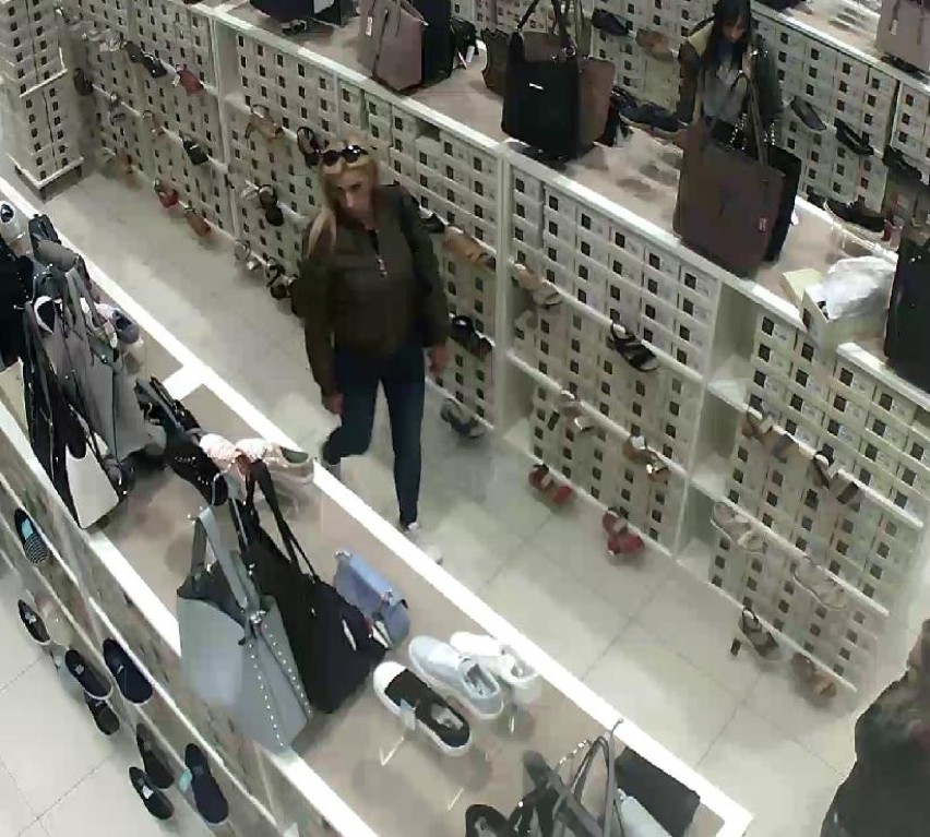 Policja szuka kobiety podejrzewanej o kradzież butów. "Nie płacąc za towar wyszła ze sklepu" [ZDJĘCIA]