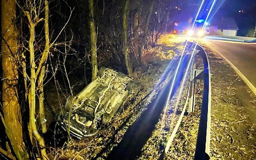 Samochód osobowy leżał na dachu w głebokim korycie potoku. Nocny wypadek w Limanowej