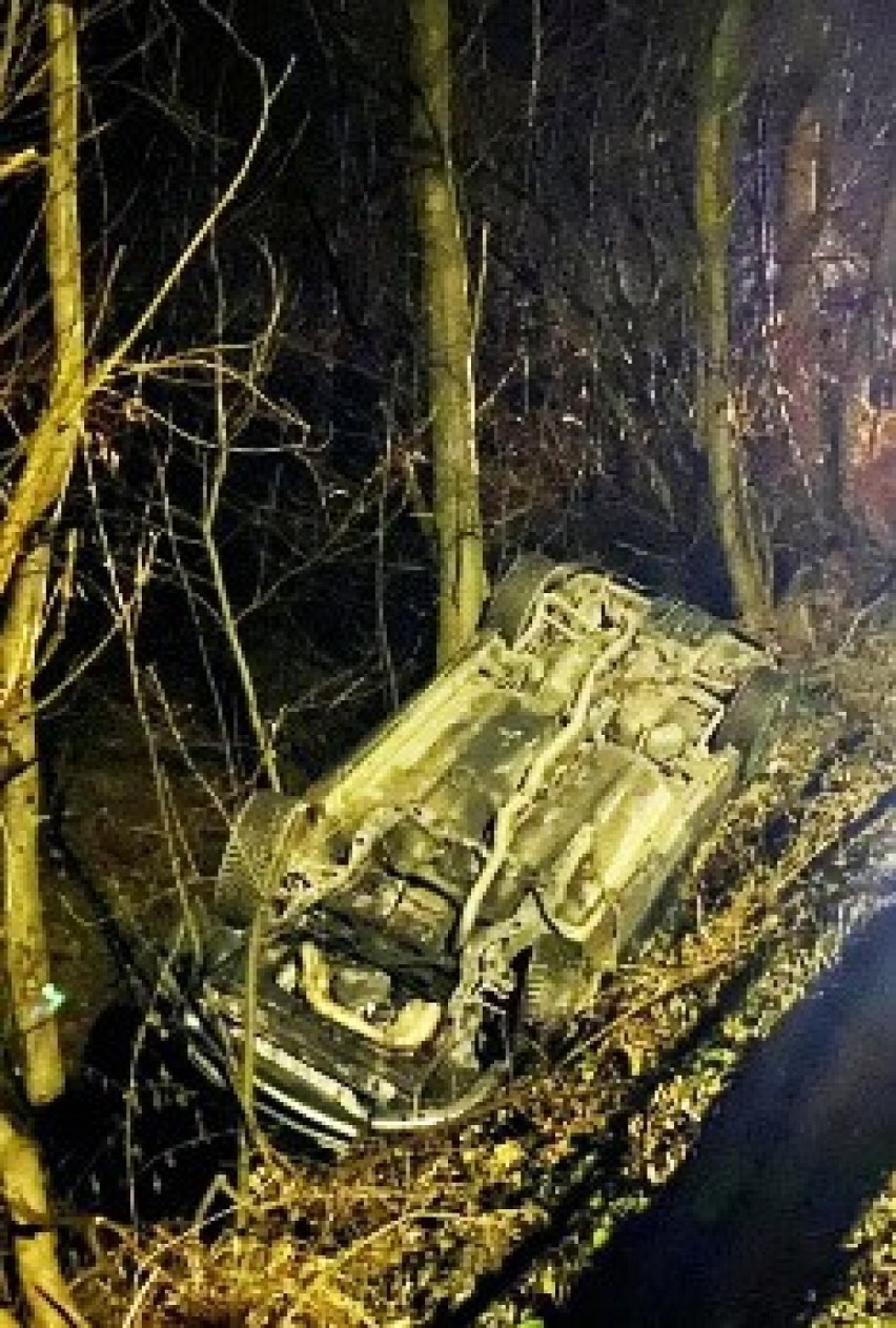 Samochód osobowy leżał na dachu w głebokim korycie potoku. Nocny wypadek w Limanowej