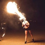 Magdalena Siedlecka z Lipna zaczęła od cyrkowego koła, teraz tańczy z ogniem