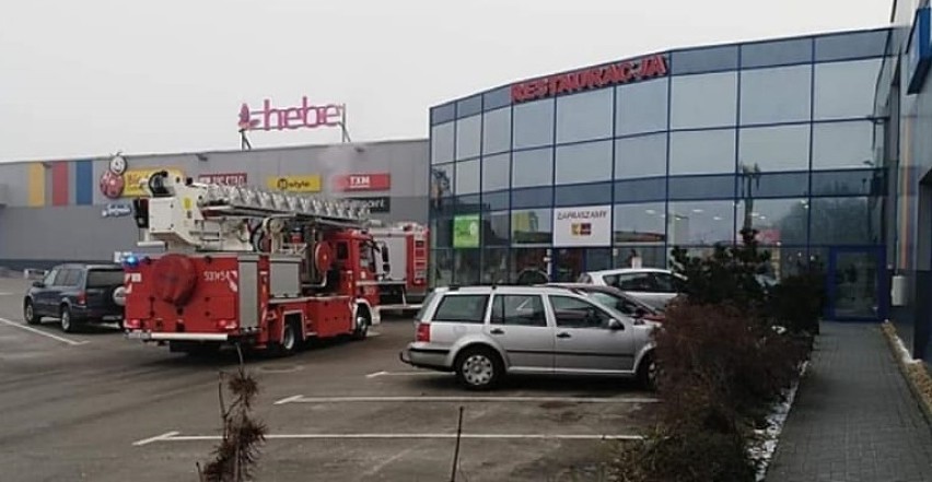 Interwencja zastępów strażackich w Galerii Handlowej "Jedenastka" w Lublińcu. Przyjechały z powodu alarmu monitoringu ZDJĘCIA