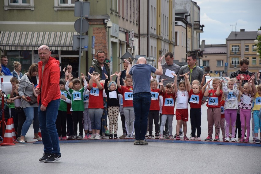 Pętla Wieluńska 2022. Tłumy przedszkolaków pobiegły wokół placu Legionów