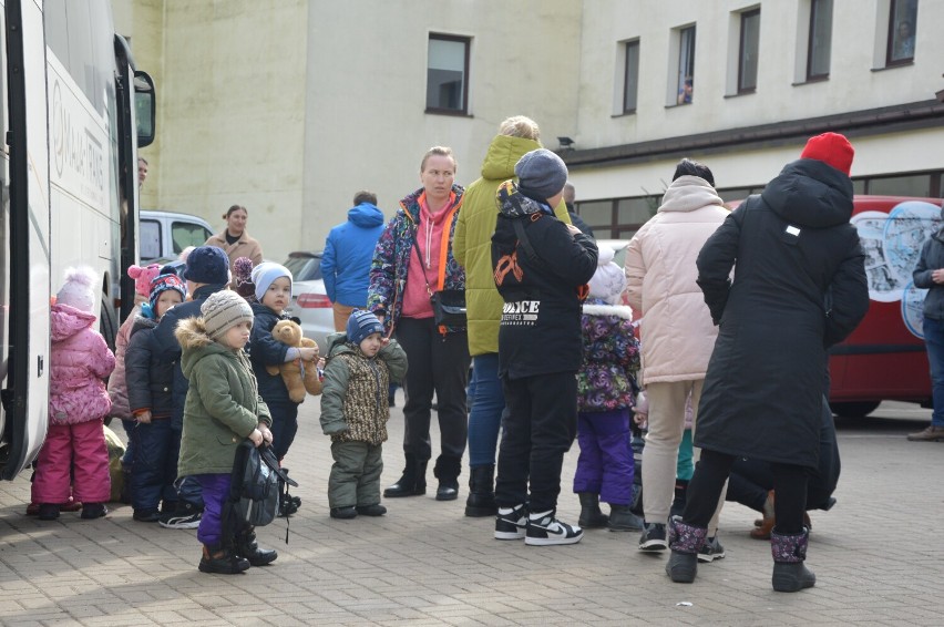 Grupa dzieci z Ukrainy zatrzymała się na odpoczynek w Słoku...