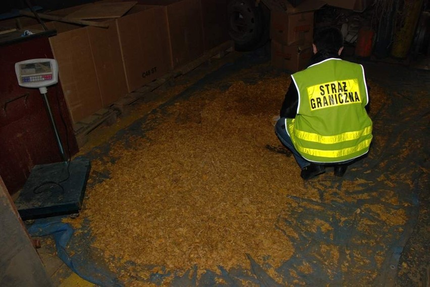 KRÓTKO: Tona nielegalnego tytoniu znaleziona w garażu w Zabrzu