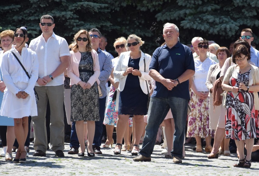 Wierni przeszli w procesji z Kolegiaty do Klasztoru...