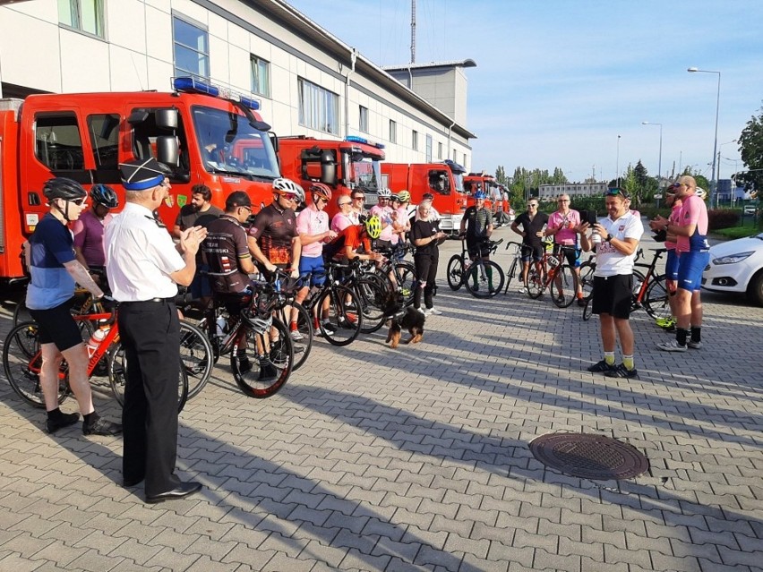 Strażacy na rowerach przejechali ponad 670 km zbierając po...