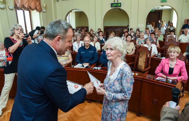 W maju pierwsi seniorzy otrzymali pierwsze Bydgoskie Koperty Życia od prezydenta Rafała Bruskiego.