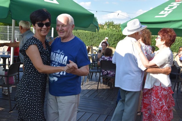 Seniorska środa na plaży miejskiej w Śremie. Dziś była muzyko na żywo!