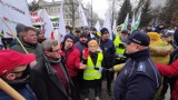 Protest rolników przed prokuraturą w Piotrkowie po zatrzymaniach za fałszywe świadectwa zdrowia świń ZDJĘCIA, WIDEO