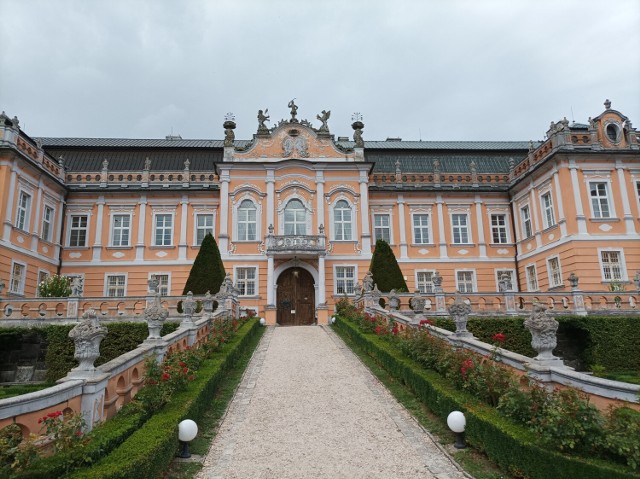 Nové Hrady skrywają wiele atrakcji. Pałac można oglądać z zewnątrz i zwiedzać wewnątrz - w środku znajduje się kolekcja zabytkowych mebli.