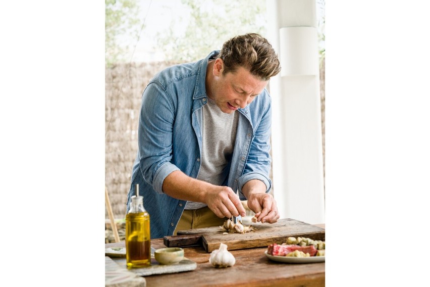 Jamie Oliver swoje dania przygotowywał z dużą ilością...