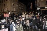 Strajk kobiet w Toruniu. Po blokadzie ulic protestowano pod kurią. Jakie padały hasła? ZDJĘCIA