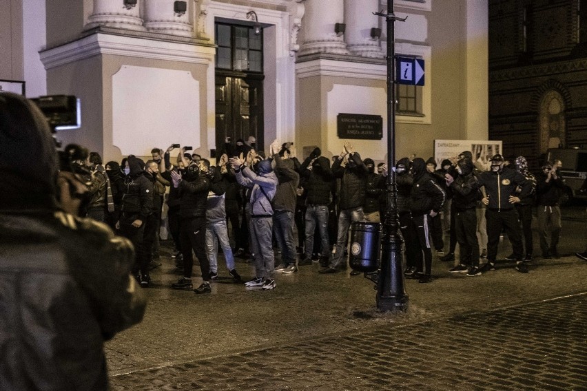 Wieczorową porą kobiety w Toruniu strajkowały pod...