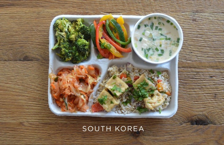 Zupa rybna, tofu na ryżu, kimchi i świeże warzywa