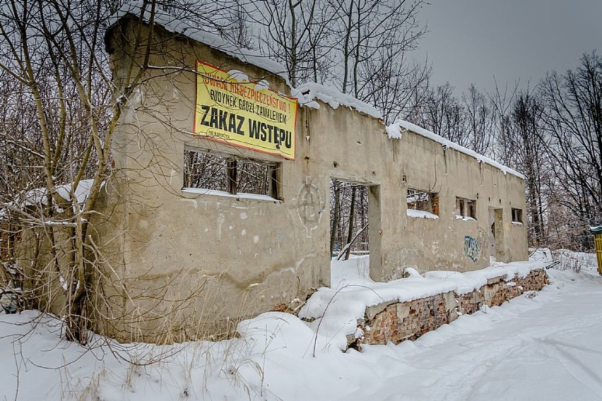 Ruiny fabryki domów w Wałbrzychu znajdują się na Piaskowej...