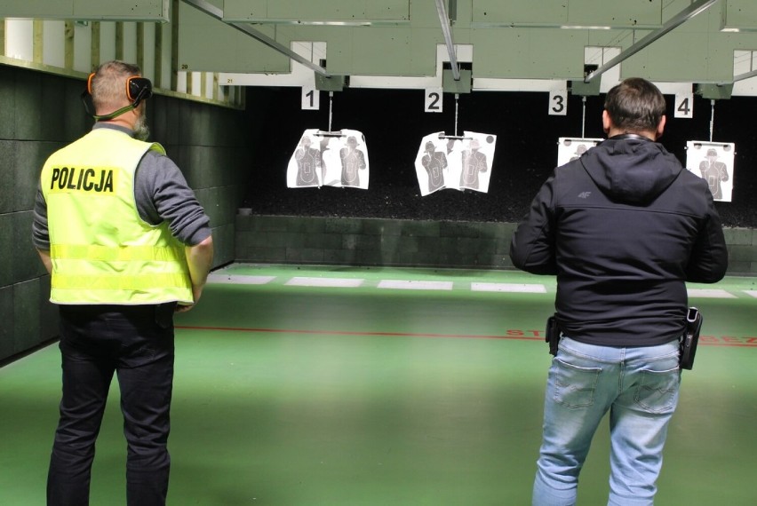 Pajęczańscy policjanci doskonalą umiejętności na strzelnicy w Sulmierzycach