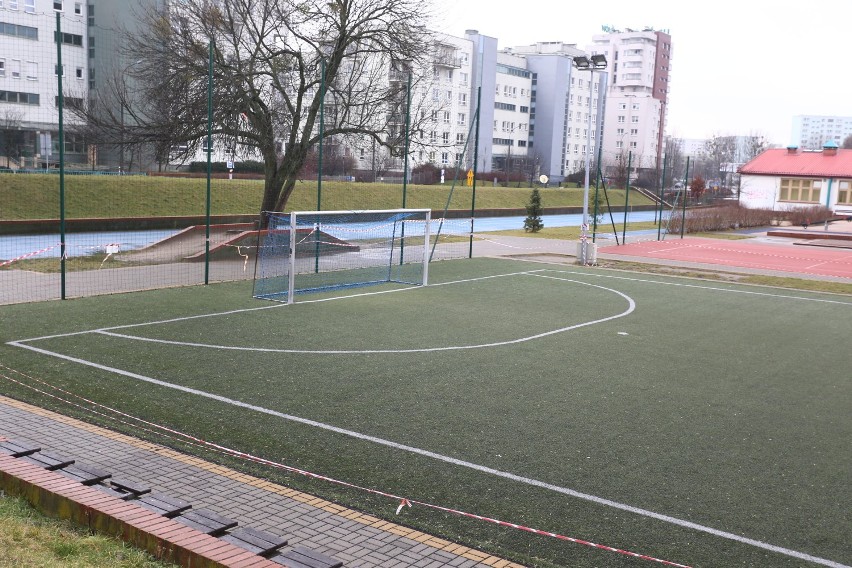 Rakotwórcze substancje w nawierzchni boisk szkolnych? Ratusz zleca kontrolę w Warszawie