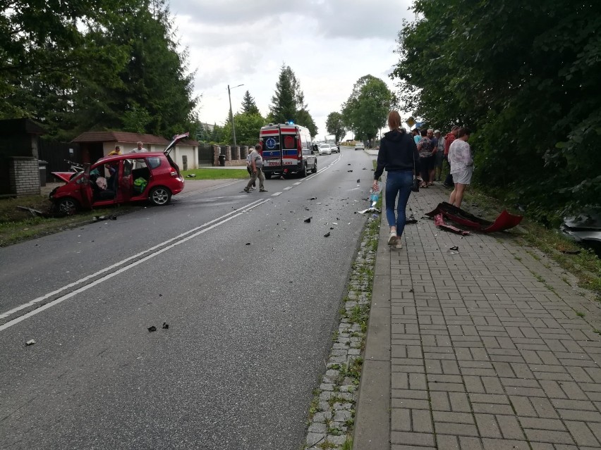 Tragiczny wypadek w Jaskrowie [ZDJĘCIA]. Jedna osoba nie żyje, trzy zostały ranne