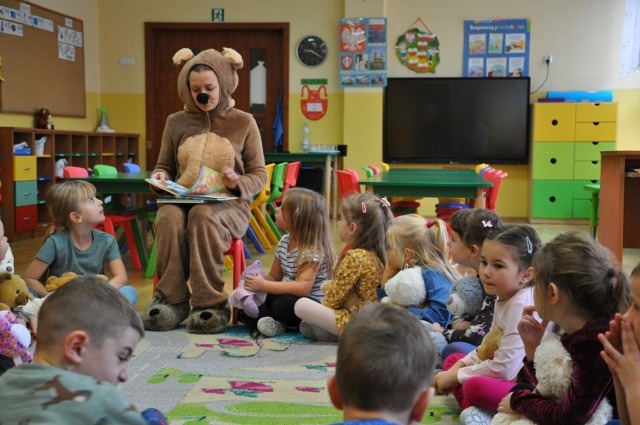 Dzień Pluszowego Misia w przedszkolu numer 2 w Jędrzejowie. Dzieciaki odwiedził miś.