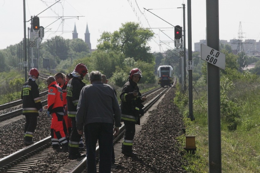 Potrącenie przez pociąg w Legnicy. Zginął rowerzysta (ZDJĘCIA)