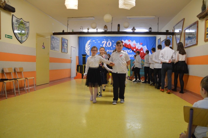 Gmina Biały Bór. Uczniowie szkoły w Drzonowie polonezem uczcili 100-lecie niepodległości oraz 70 urodziny placówki (FOTO+VIDEO)