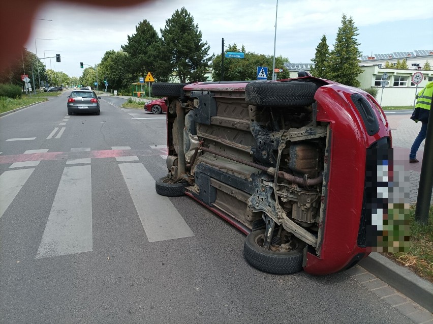Wywrotka samochodu na ulicy Koszalińskiej w Szczecinku [zdjęcia]
