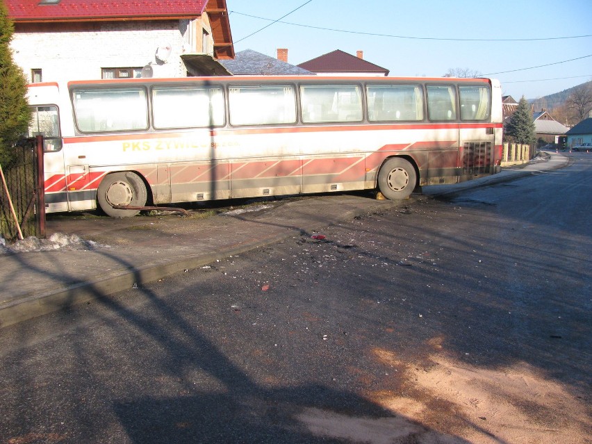 Autobus PKS zjechał z drogi, taranując prywatne ogrodzenie