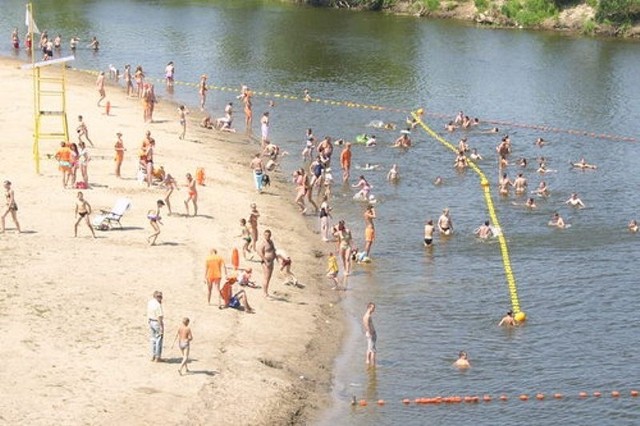 miejska plaża przy moście Hubala na rzece Narew